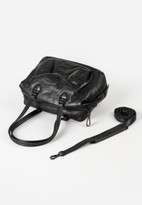 Borsa a tracolla nera in pelle con design strutturato, chiusura con zip, doppio manico corto e una tracolla lunga rimovibile. Superficie texturizzata con dettagli di cucitura.