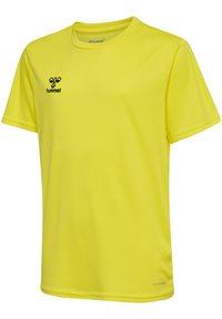Żółta koszulka sportowa Hummel z krótkim rękawem; wykonana z oddychającego materiału o gładkiej fakturze; posiada logo na klatce piersiowej oraz subtelny detal z metką.