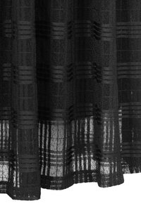 Czarna przezroczysta tkanina z teksturowanym wzorem, posiadająca poziome i pionowe paski, ukazująca lekkość i zwiewność.