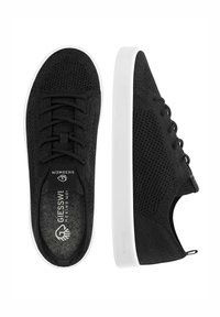 Czarne plecione sneakersy z białymi gumowymi podeszwami. Cechy obejmują zaokrąglony kształt, sznurowane z przodu oraz logo na wkładce i pętli pięty.