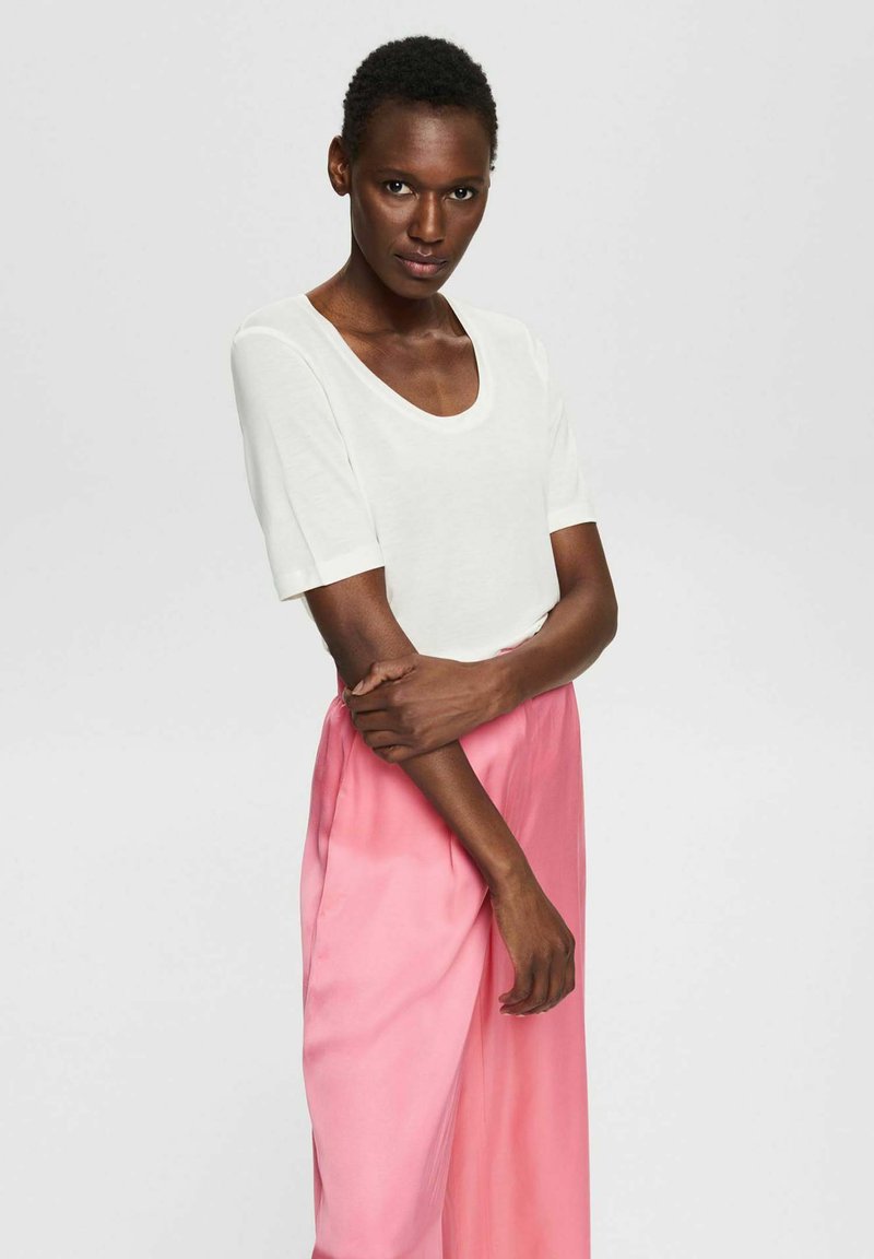 Damen T-Shirts | Esprit Collection MIT KLEINEM PRINT T-Shirt basic off white/offwhite - TO70617 Damen T-Shirts | Esprit Collection MIT KLEINEM PRINT T-Shirt basic off white/offwhite - TO70617