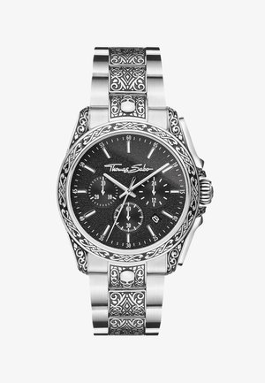 Orologio da polso argento con quadrante nero, tre sottoquadranti, incisioni decorative e motivi di teschio sul bracciale in metallo e intorno alla lunetta.