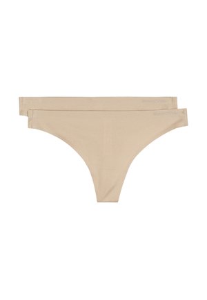 Beige string ondergoed gemaakt van een zachte, gladde stof. Beschikt over een minimalistisch ontwerp met smalle zijkanten. Subtiele branding op de tailleband.