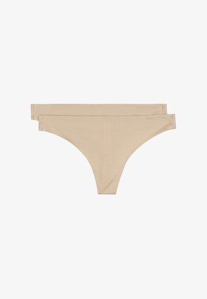 Beige string ondergoed gemaakt van een zachte, gladde stof. Beschikt over een minimalistisch ontwerp met smalle zijkanten. Subtiele branding op de tailleband.