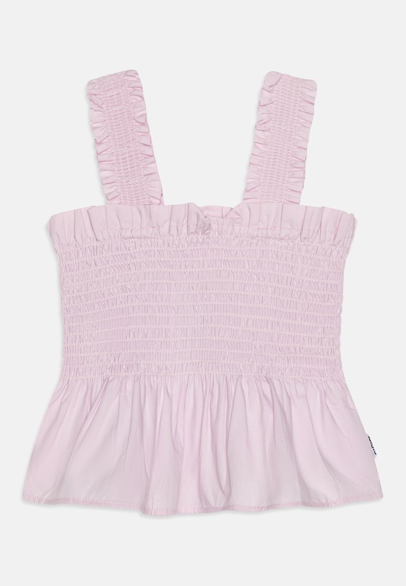 Haut sans manches rose clair avec larges bretelles volantées, corsage smocké élastique et ourlet évasé.