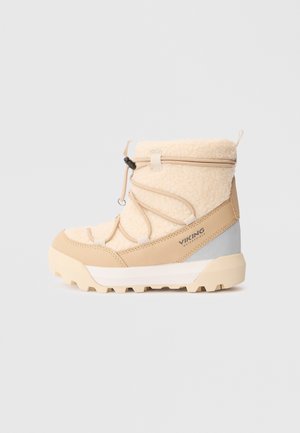 Beige og cremefarvet isoleret vinterstøvle med tyk slidstærk sål, snørebånd foran og "Viking Water Shield" branding på siden.