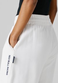 Red Bull Racing x Pepe Jeans WIDE  - Treningo apatinė dalis - off white