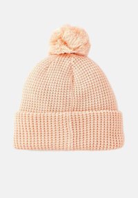 Różowa czapka dziana z teksturowanym wzorem, z puszystym pomponem na czubku i podwiniętym mankietem na dole.