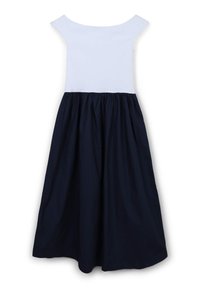 Une robe avec un corsage blanc ajusté et une jupe fluide bleu marine. Le corsage présente un design à épaules dénudées, avec des détails froncés à la taille.