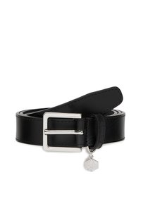 Cintura in pelle nera con una fibbia rettangolare in argento, completata da un piccolo ciondolo con un logo. Texture liscia, design classico.
