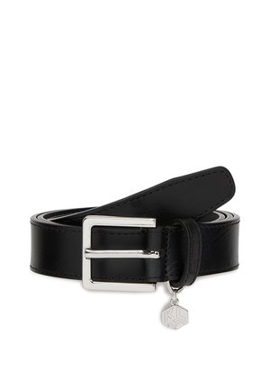 Cintura in pelle nera con una fibbia rettangolare in argento, completata da un piccolo ciondolo con un logo. Texture liscia, design classico.