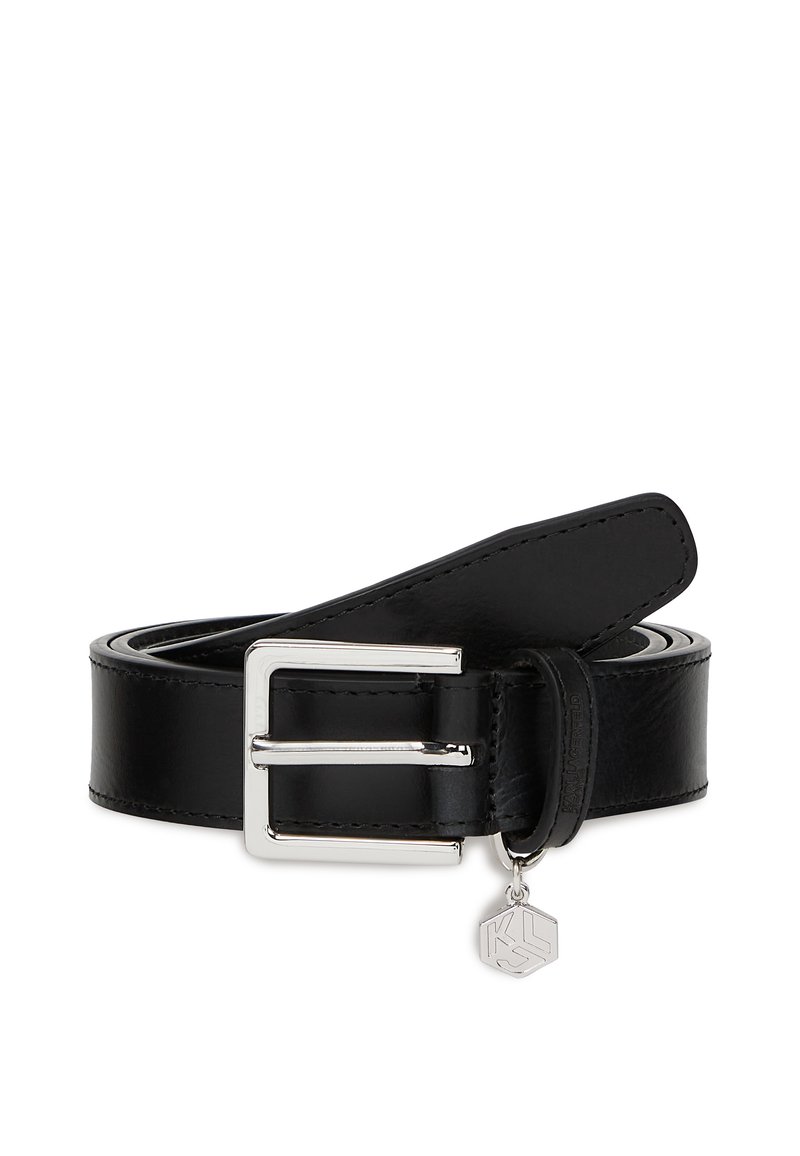 Cintura in pelle nera con una fibbia rettangolare in argento, completata da un piccolo ciondolo con un logo. Texture liscia, design classico.