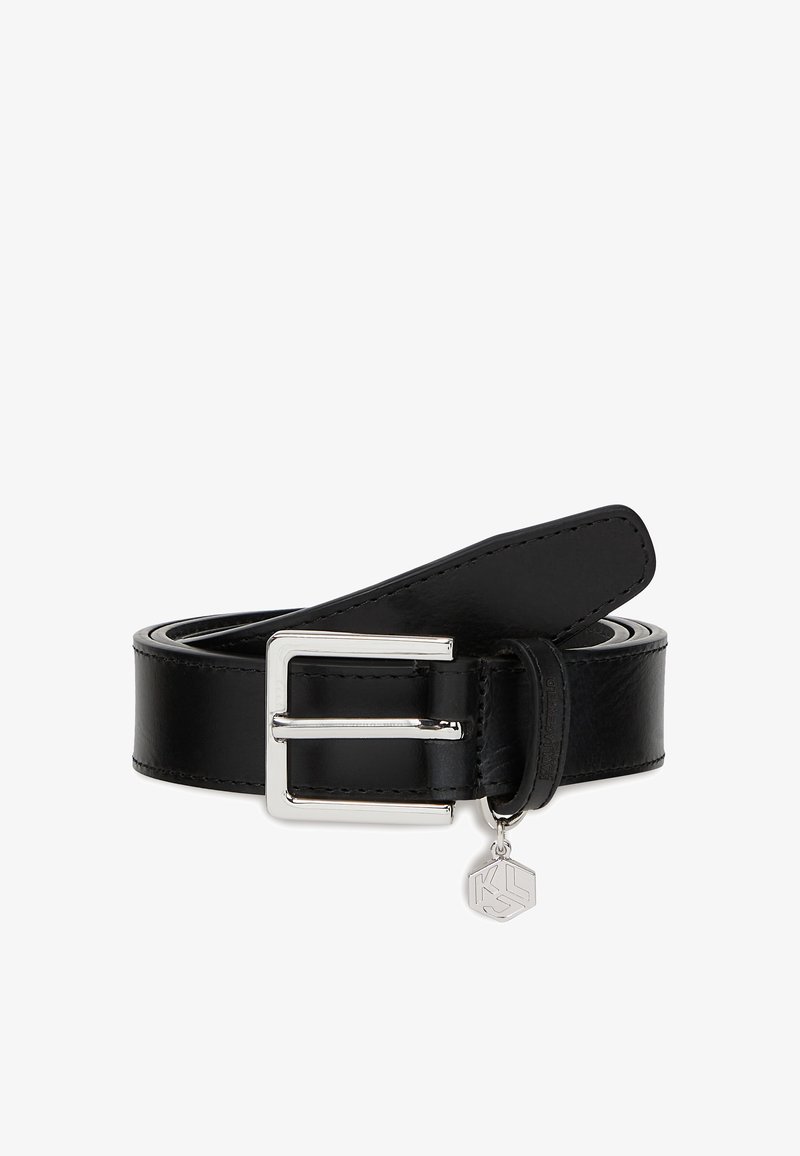Cinto de couro preto com uma fivela retangular prateada, complementado por um pequeno pendente com um logótipo. Textura suave, design clássico.