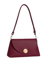 Borsa in cuoio bordeaux con pattina curva, chiusura magnetica e tracolla removibile. Decorazioni in metallo color oro.