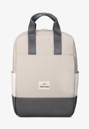 Rucsac din material gri deschis, cu baza gri închis, de formă rectangulară, cu două mânere superioare și buzunare laterale. Are o etichetă cu "JOHNNY URBAN."