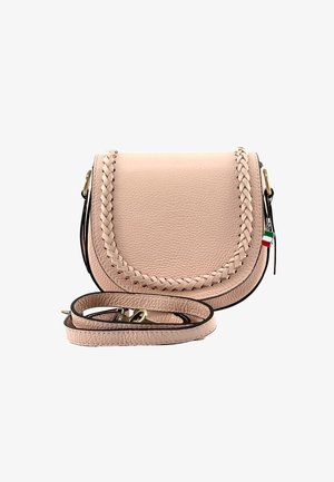 Sac en bandoulière en cuir rose avec un détail tressé sur le rabat, une sangle ajustable et un petit accent du drapeau italien. Texture lisse.