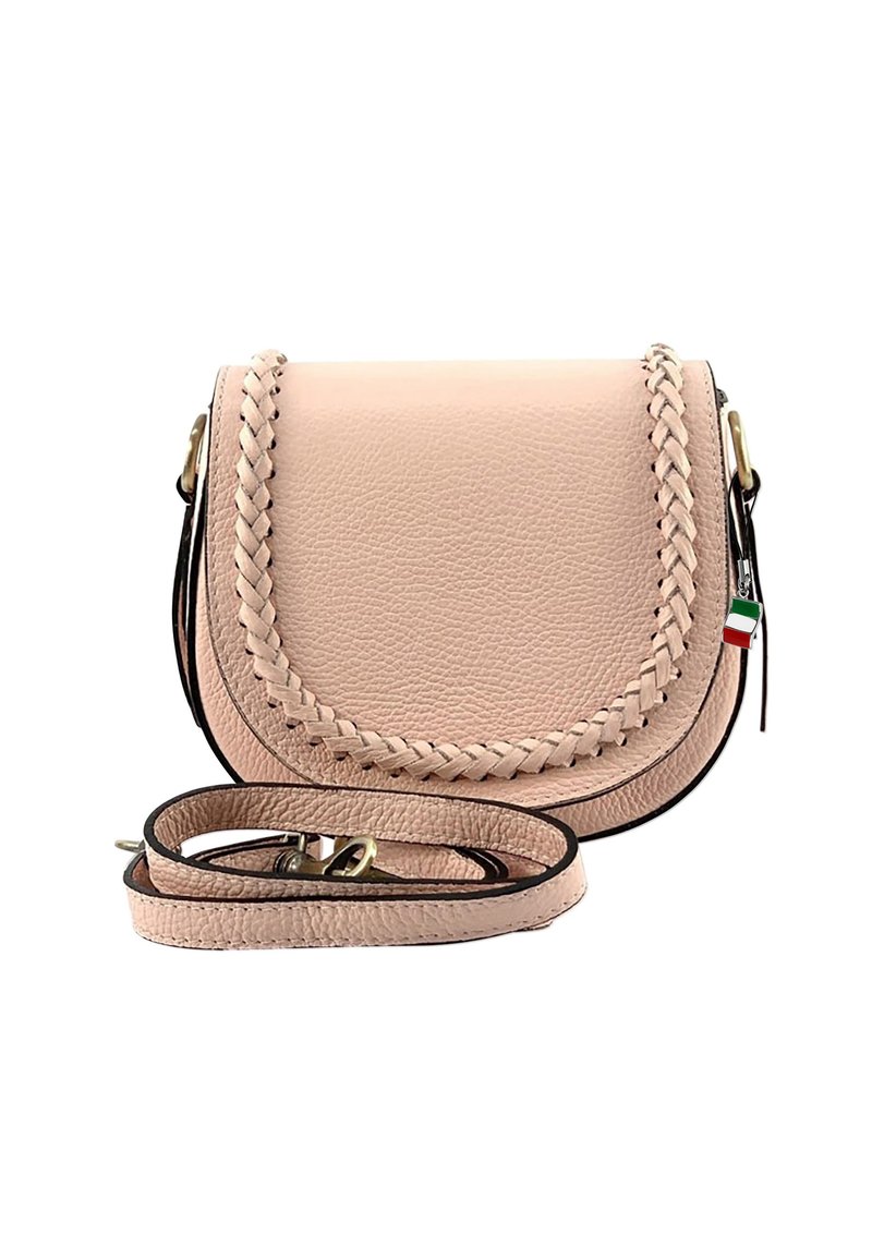 Roze leren crossbody tas met een gevlochten detail langs de klep, verstelbare schouderband en een klein Italiaans vlagaccent. Gladde textuur.