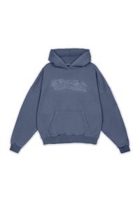 Hanorac cu glugă din fleece gri-albăstrui, cu croială supradimensionată, având o buzunar frontal tip pouch și un detaliu texturat al logo-ului pe piept.