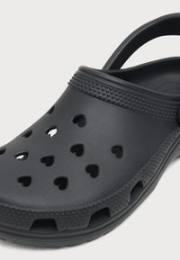 Crocs CLASSIC HEARTS CUT OUT CLOG UNISEX - Τσόκαρα - black
