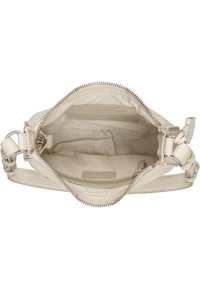 Beige handtas met een gestructureerd oppervlak. Open bovenkant met een zilveren rits. Het interieur heeft een gladde voering en twee insteekvakjes.