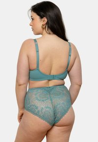 Soutien-gorge teal avec bretelles réglables et culottes taille haute accentuées de dentelle. Texture douce, motif floral en dentelle, fermeture à crochet sécurisée au dos.