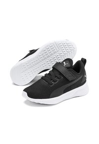 Baskets de sport noires avec dessus en maille, sangle en tissu et fermeture à lacets. Semelle extérieure en caoutchouc blanc avec texture antidérapante. Présente le logo PUMA sur le côté.
