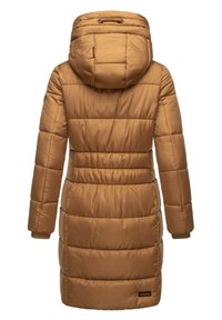 Brun vadderad jacka med huva, som har ett quiltat mönster, elastiska ärmslut och en logotyp på nederdelen fram. Slät tygstruktur.