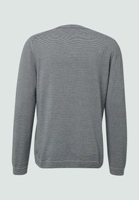 Grijze trui met lange mouwen en dunne zwarte horizontale strepen. Voorzien van een ronde halslijn en een rechte zoom met zichtbare stikdetails.