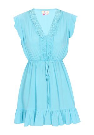 Világoskék ruha puha anyagból, V-kivágással, csipkés részletekkel, rövid, fodros ujjakkal és fodros szegéllyel. A deréknál állítható.