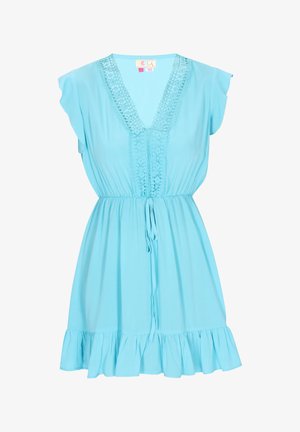 Világoskék ruha puha anyagból, V-kivágással, csipkés részletekkel, rövid, fodros ujjakkal és fodros szegéllyel. A deréknál állítható.