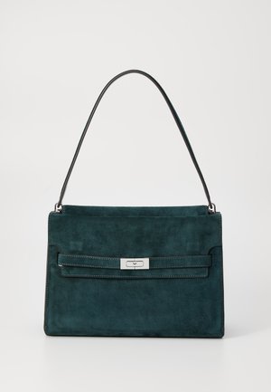 Teal ruskinds håndtaske med en enkelt skulderrem, der har en frontlomme og detaljer i sølvfarvet metal. Glat tekstur, struktureret design.