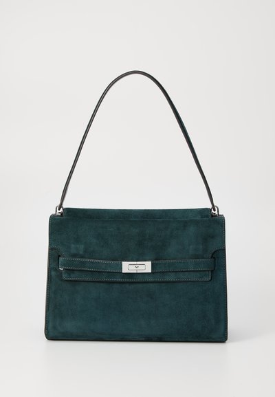 Bolso de ante verde azulado con una sola correa para el hombro, que cuenta con un bolsillo delantero y detalles de metal plateado. Textura suave, diseño estructurado.
