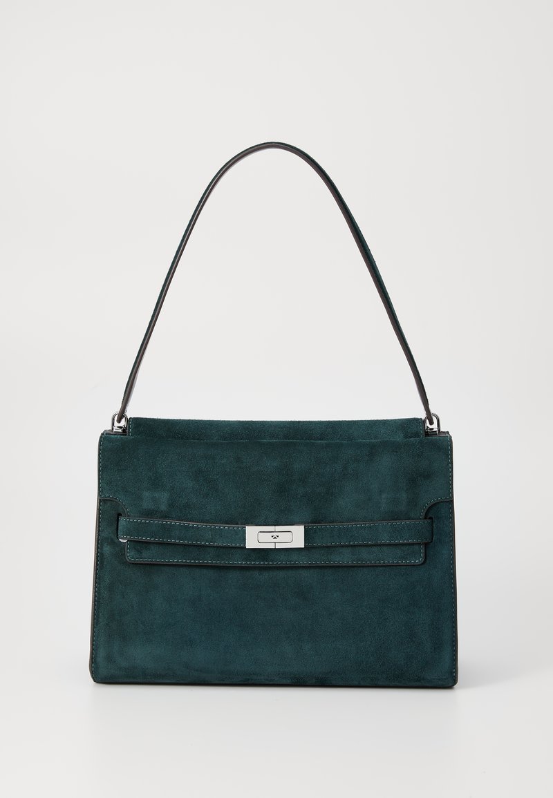 Borsa a tracolla in suede turchese con una cinghia singola, caratterizzata da una tasca frontale e dettagli in hardware argentato. Texture liscia, design strutturato.