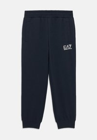 Námorné bavlnené tepláky s elastickým pásom, dvoma bočnými vreckami, manžetami na členkoch a bielou vyšitou „EA7“ logom na pravej nohavici.
