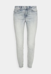 Jeans ajustados de color azul claro, hechos de denin, con una cintura de altura media, un diseño clásico de cinco bolsillos y un ligero desgaste en toda la tela.