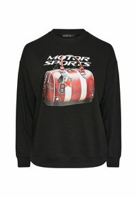 Felpa nera con un grafico di una borsa a strisce rosse e bianche con il numero 8, etichettata "MOTOR SPORTS" in bold bianco.