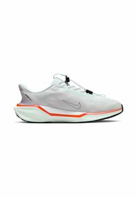 Nike hardloopschoen met een lichtgewicht witte bovenkant, oranje en zwarte accenten, een gestructureerd meshontwerp en een gestroomlijnde vorm.