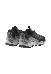 Schwarze und graue Trailschuhe mit einem glatten synthetischen Obermaterial, strukturierten Akzenten, gepolstertem Schaft und einer robusten Sohle für Traktion.