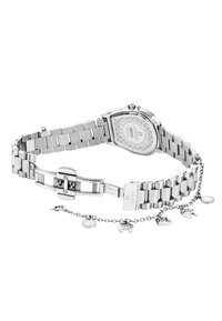 Reloj de acero inoxidable plateado con esfera cuadrada, pulsera de eslabones y una cadena decorativa que presenta múltiples pequeños charms.