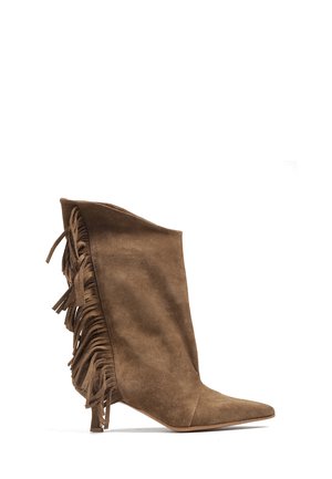 Brązowy zamszowy botek za kostkę z zaostrzonym noskiem, smukłym, średniej wysokości obcasem oraz frędzlami wzdłuż zewnętrznej strony i z tyłu.