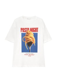 Bílý tričko s vidlicí a špagetami a textem "PASTA NIGHT" v červené nad modrým čtvercovým pozadím.