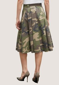 Motivi FANTASIA CAMOUFLAGE - Falda acampanada - verde
