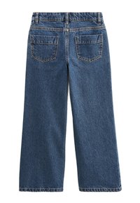 Pantalons en denim à jambes larges de couleur bleu moyen avec une texture usée, dotés de deux poches arrière et d'une taille cousue.