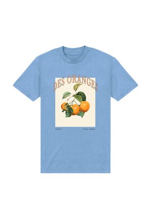 Hellblaues T-Shirt mit einer Illustration von drei Orangen mit Blättern und dem Text "DES ORANGES" über den Früchten.