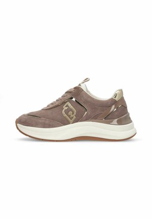 Sneaker in pelle scamosciata marrone con suola bianca spessa, dettagli beige e metallici, chiusura frontale con lacci e dettaglio del logo sul lato, mostrata di profilo.