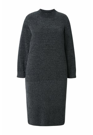 Grå strikkjole med lange ærmer og ribbet rundhals. Glat tekstur, tætsiddende silhuet, der falder lige over knæet. Ingen mønstre eller accenter.