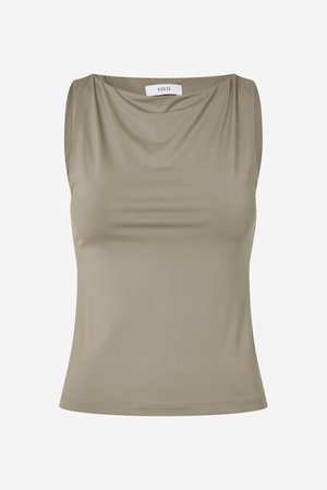 Haut sans manches olive avec un décolleté drapé, texture lisse, design ajusté et détails de couture subtils le long de l'ourlet.