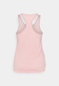 Camiseta sin mangas de color rosa claro, hecha de una tela suave, con un diseño de espalda nadadora y una textura lisa, con un dobladillo recto en la parte inferior.