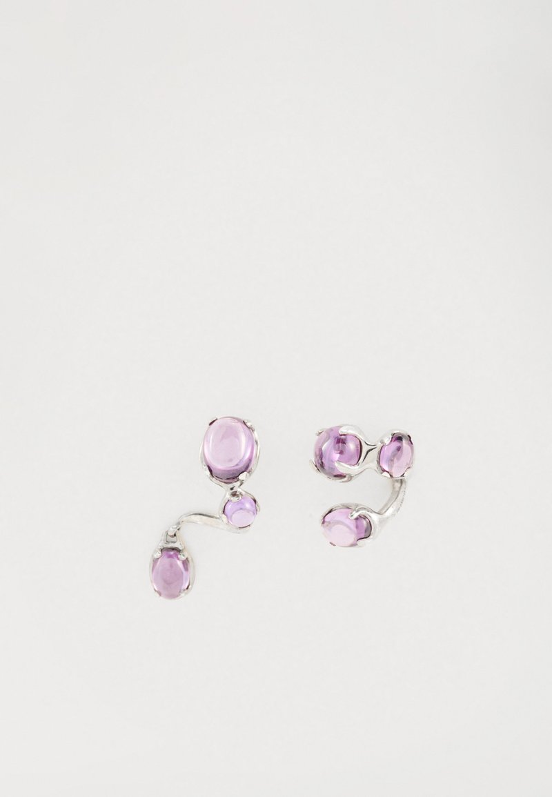 Ametüstkõrvarõngad hõbedaste detailidega, millel on voolav disain. Kolm erineva suurusega lillat gemstones'i loovad orgaanilise kuju.