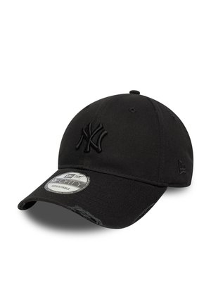Casquette de baseball noire en tissu avec un logo brodé à l'avant, une visière incurvée et une sangle réglable à l'arrière.